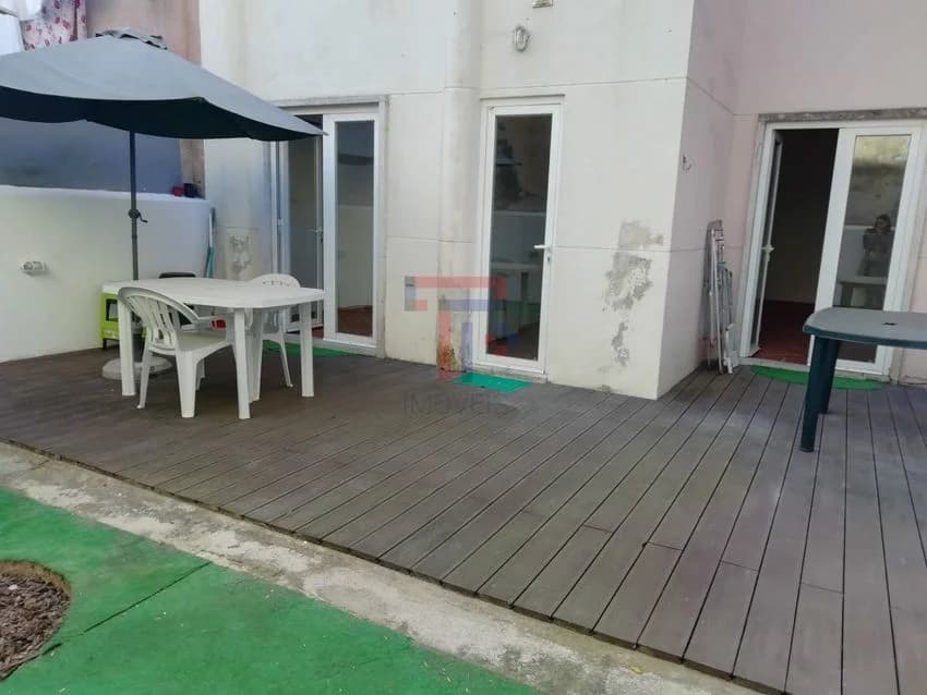 T0 studio flat for rent in rua Elias Garcia